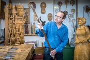 Holzbildhauer Markus Frei poliert den zukünftigen Bischofsstab. (Bild: Reto Martin)
