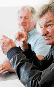 Mani Ritz (hinten), Abteilungsleiter im Schloss Herdern, spricht mit Rolf Brunhold über Alkohol. (Bild: Donato Caspari)