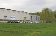 Auf der Wiese neben der Firma Belimed möchte die V-Zug Kühltechnik AG ein Kühlschrankwerk errichten. (Bild: Hannelore Bruderer)