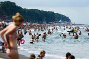 Noch verreisen, bevor die grosse Hitze kommt - die Pfingstferien. (Bild: Keystone)