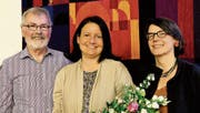 Pfarrerin Sandra Leuenberger-Wenger zwischen den neuen Synodenmitgliedern Hans-Ueli Ehrensperger und Christina aus der Au. (Bild: rha)