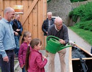 Die Töchter des Novizen Thomas Wegener erhalten Unterstützung beim Taufakt von «Spiritus Rektor» Fritz Mumenthaler. (Bild: Thomas Brack)