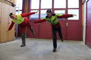 Florian Giger (rechts) und sein Ausbildner Christoph Spring üben sich im Einbeinstand als Flieger. (Bild: Brigitt Hunziker Kempf)