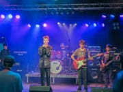 Die Schülerband «Genius» der Musikschule Werdenberg eröffnete die Rocknacht im Krempel und heitzte dem Publikum ordentlich ein. (Bild: Julia Kaufmann)