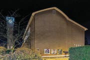Einblicke in die Kunst des modernen Bauens: (oben) Hauptraum der von Fritz Metzger 1934 erbauten St.-Karl-Kirche, (unten, von links) Unterrichtszimmer in der 1935 von Armin Meili gestalteten Kaserne Allmend, Aussenansicht des Treppenhauses der 1933 realisierten Dula-Schulanlage von Albert Zeyer, Nordfassade der Maihofkirche und des Glockenturms von Otto Dreyer aus dem Jahr 1941. (Bilder: Daniela Burkart, PD)