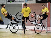 Das Fanionteam von Radsport Altdorf mit Paul Looser (links) und Roman Schneider trifft morgen Samstag beim Weltcupturnier in der heimischen Giessenhalle auf harte Konkurrenz. (Bild: Urs Hanhart (Altdorf, 3. März 2018))
