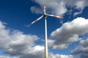 Der Kanton St.Gallen hat im Richtplan 2018 zwei Windparks festgesetzt. (Symbolbild: ARNE DEDERT (DPA))