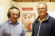 Hermann Stamm, Präsident des Stiftungsrats Ortsmuseum Wängi, lauscht dem Minnegesang aus der Ritterzeit, neben ihm steht Hansjörg Aeber-hard, Kurator der Ausstellung. (Bild: Maya Heizmann)