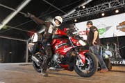 Sonntagsnachmittag: Ein letzter Gruss ins Publikum, ein letzter Blick in die Kamera, und los geht’s für Isa Müller von der grossen Bühne des «Love Ride» in Dübendorf. (Bild: Fränzi Göggel)