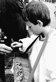 Ein Kind beim Verkauf von Landsgemeinde-Blümchen. (Bild: Archiv OZ)