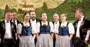Der Jodlerklub Flüeli-Ranft bot ein abwechslungsreiches Konzert. Im Bild die drei Vorjodlerinnen Eliane Kayser (neue Dirigentin), Janine Omlin-Kayser (Präsidentin) und Anna Rohrer (von links nach rechts). (Bild: Richard Greuter (Flüeli-Ranft, 28. April 2018))