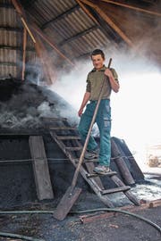 Lukas Thalmann hat dank seinem Nachbarn die Köhlerei entdeckt. (Bild: Dominik Wunderli, Romoos, 30. April 2018)