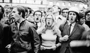 Viele Männer – eine Frau. Unruhen am 30. Mai 1968 in Paris. Der Einsatz der Frauen war aber weit grösser, als es dieses Bild vermittelt. (Bild: Getty)
