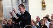 Dirigent Sandro Blank hat seine Feuertaufe bei der Stadtmusik Zug mit Bravour bestanden. (Bild: Werner Schelbert (Zug, 9. Mai 2018))