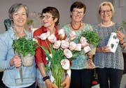 Die scheidende Präsidentin Evelyn Spring (2. v. l.), flankiert von den Nachfolgerinnen Susanne Spring und Vreni Strasser. Ganz rechts: die neue Kassierin Gudrun Bolis. (Bild: Margrith Pfister-Kübler)