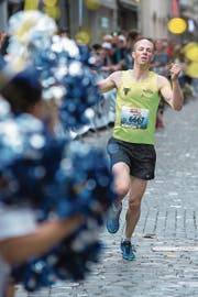 Der Altdorfer Manfred Jauch geniesst kurz vor dem Zieleinlauf die Ovationen der Zuschauer. (Bild: Pius Amrein)