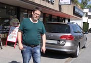 Hier sollen die Pfosten hinkommen - Hanspeter Dörig will dies mit seinem Fahrzeug verhindern. (Bild: mia)