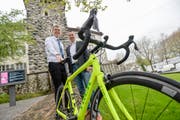 Stadtpräsident Anders Stokholm und Tour-de-Suisse-Direktor Olivier Senn vor dem Schloss Frauenfeld. (Bild: Donato Caspari)