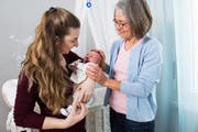Hebamme Karin Bachmann (rechts) auf Visite bei Albiana Bajraj und ihrem neugeborenen Sohn Lejan. (Bild: Eveline Beerkircher (Hochdorf, 1. Mai 2018))