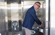 Stadtrat Daniel Stutz weiht das Lavabo der Behinderten-Toilette am Bahnhof Wil ein. (Bild: Christof Lampart)