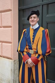 Matthias Gisler in der Galauniform der Schweizergarde. (Bild: Raphael Zemp (Rom, 4. Mai 2018))
