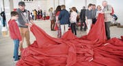 Die grösste Schweizer Fahne der Welt einmal von ganz nah sehen und berühren: Das wurde der interessierten Bevölkerung am vergangenen Samstag ermöglicht. (Bild: Ralph Ribi)