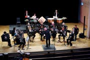 Der Dirigent Marc Draeger gibt den Musikern den Takt vor. Bild: Stefan Kaiser (Zug, 12. Mai 2018)