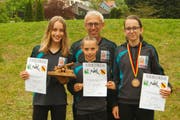 Annatina Lippuner, Ursina Lippuner, Yara Vetsch (von links) und Trainer Jürg Lippuner. (Bild: PD)