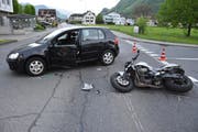 Der Motorradfahrer war in die linke Seite des Autos geprallt. (Bild: Kantonspolizei Nidwalden (Stans, 26. April 2018))
