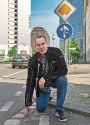 Der Todesstreifen an der Berliner Lindenstrasse: Vor 30 Jahren sprang Torsten Peter hier, unweit der Plattenbauten, wo die Mauer eine plötzliche 90-Grad-Kurve macht, in ein neues Leben. Heute erinnert nur noch ein schmaler Streifen gepflasterter Steine und die noch immer stehenden grauen Betonblöcke an die einstige Grenze zwischen Ost und West. (Bilder: Robert Conrad (3. März 1990) / Rudi-Renoir Appoldt (30. April 2018))