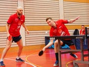 Andrew Rushton (links) und Matiss Burgis (Mitte) spielten unter Beobachtung des Teamkollegen Fredrik Möller (rechts). (Bild: Jörg Roth)