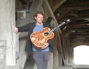 Ueli Stampfli oder Troubadueli, wie er mit Künstlernamen heisst, hat für das diesjährige Liedermacher-Festival Troubadix die Sinser Zollbrücke gewählt. (Bild PD)