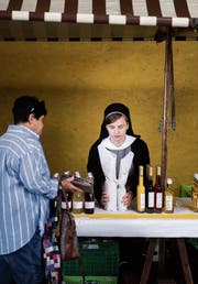 Eine Schwester aus dem Kloster Jakobsbad verkauft Liköre am Gossauer Klostermarkt. (Bild: Michel Canonica)