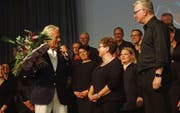 Pepe Lienhard überbringt Claudia Hugentobler nach ihrem letzten Konzert mit dem Chor Tägerwilen einen Blumenstrauss. (Bild: Erwin Schönenberger)