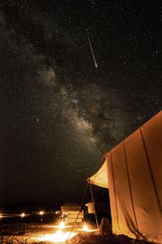 Den Wüstengängern im Nachtlager des Erg Chegaga Ghazala Camps bietet sich ein beeindruckender Blick auf die Milchstrasse und die Sterne. Immer wieder schiessen auch Sternschnuppen übers Firmament. (Bild: Mario Testa)