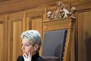Lässt sich noch nicht in die Karten blicken: Karin Keller-Sutter. (Bild: Peter Klaunzer/Keystone (Bern, 13. März 2018))