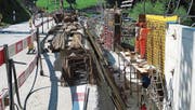 Die angestrebte Verbreiterung der Strasse mit Trottoir macht auch in der Ledi den Bau einer hohen Stützmauer nötig. (Bild: PE)