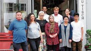 Charlotte Kehl (3. v. l.), Hauptverantwortliche des Projekts, und ihre Mitstreiter vor dem Bistro zu Tisch in der Bischofszeller Marktgasse. (Bild: PD)