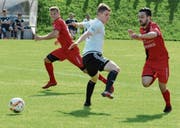 Bazenheid, auf dem Bild Sven Düring (links) und Dani Luis, absolviert sein Spiel gegen Schaffhausen 2 erst am Sonntagnachmittag, weil die Ifanghalle tags zuvor von den Radballern und Kunstradfahrern belegt ist. (Bild: Beat Lanzendorfer)