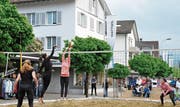 Auf der Bahnhofstrasse lieferten sich Beachvolleyballerinnen heisse Kämpfe im Sand. (Bild: Sabine Schmid)