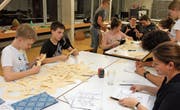 Bis in die frühen Morgenstunden wurden in der Oberstufe Bronschhofen Hunderte von Papierkühen gebastelt. (Bild: Christof Lampart)