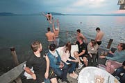 Zwecks äusserlicher Erfrischung testen einige Spieler die Temperatur im Zugersee. (Bild: Roger Zbinden (Oberwil, 5. Mai 2018))