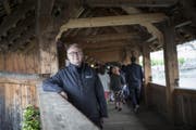 Theo Honermann, Kommandant der städtischen Feuerwehr, auf der Kapellbrücke. (Bild: Manuela Jans-Koch (Luzern, 3. Mai 2018))