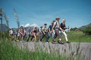 Pilger zwischen Lauerz und Goldau auf dem Weg nach Einsiedeln. (Bild: Dominik Wunderli (12. Mai 2018))