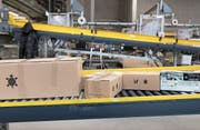 Die neuen EU-Richtlinien haben Folgen für Schweizer Versandzentren. Blick ins Logistikzenter von Digitec Glaxus. (Bild: Gaetan Bally/Keystone (Wohlen, 25. Januar 2018))