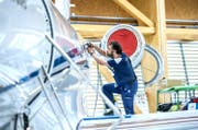 Blick in die Produktionshalle des PC-24 bei den Pilatusflugzeugwerken. (Bild: Pius Amrein (Stans, 1. Mai 2018))