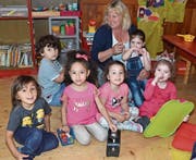 Erika Dilettoso leitet seit 30 Jahren die Spielgruppe Wundertüte. Das Mädchen mit der Krone hat heute Geburtstag und darf später ihre Wundertüte mit nach Hause nehmen. (Bild: Monika von der Linden)