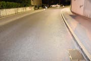 Der Rollerfahrer wurde von einem schwarzen Mercedes von der Strasse gedrängt. (Bild: Kapo SG)