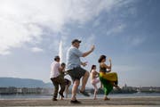 Eine Gruppe übt am Lac Léman Tai-Chi. (Bild: Christoph Schürpf / Keystone)