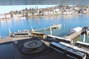 Busse reihen sich vor dem KKL ein, um Pendler an Luzerner Vorortsbahnhöfe zu bringen. (Bild: René Meier (Luzern, 23. März 2017))